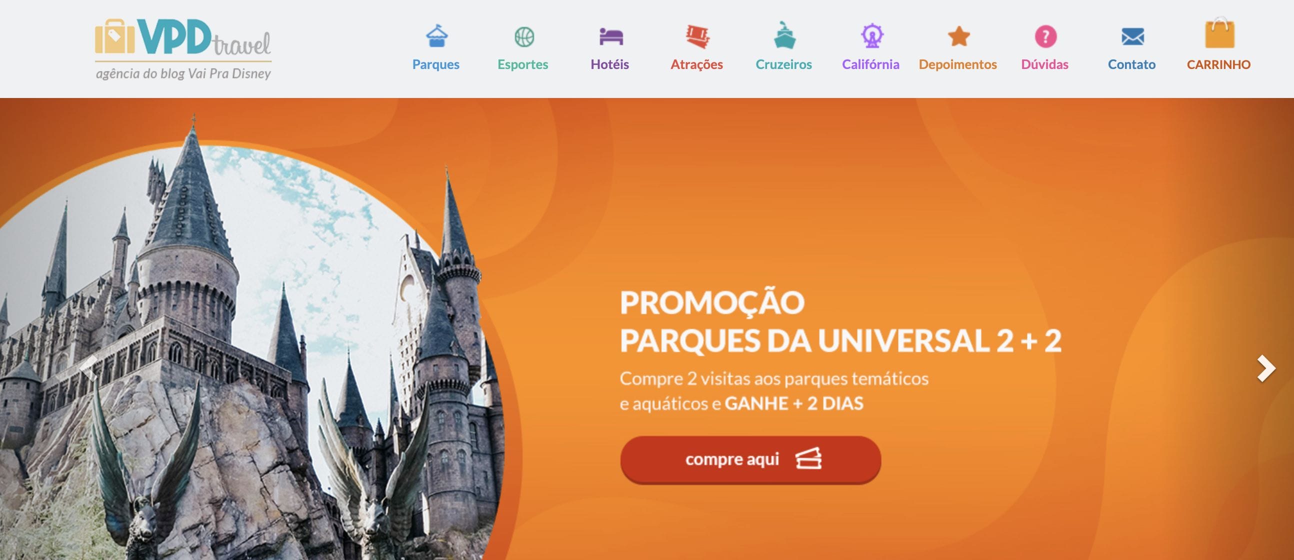 Foto da tela no site VPD Travel Foto da tela do VPD Travel anunciando os ingressos da Universal em promoção. O fundo é laranja, com o castelo de Hogwarts ao lado e o texto "Promoção Parques da Universal 2+2"