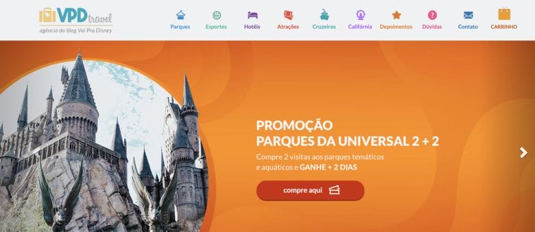Foto da tela do VPD Travel anunciando os ingressos da Universal em promoção. O fundo é laranja, com o castelo de Hogwarts ao lado e o texto "Promoção Parques da Universal 2+2"