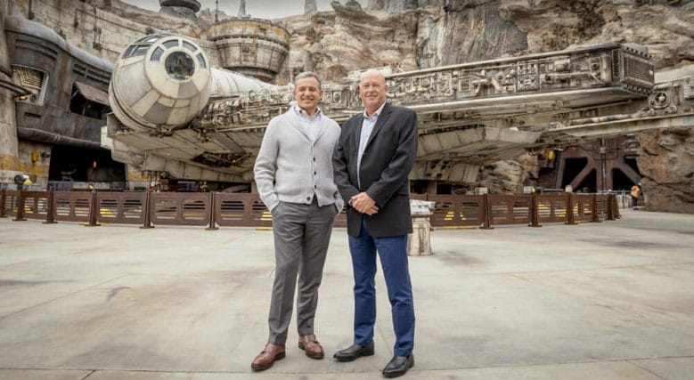 Foto de Bob Iger e Bob Chapek na abertura da Star Wars: Galaxy's Edge, em frente à Millenium Falcon. 