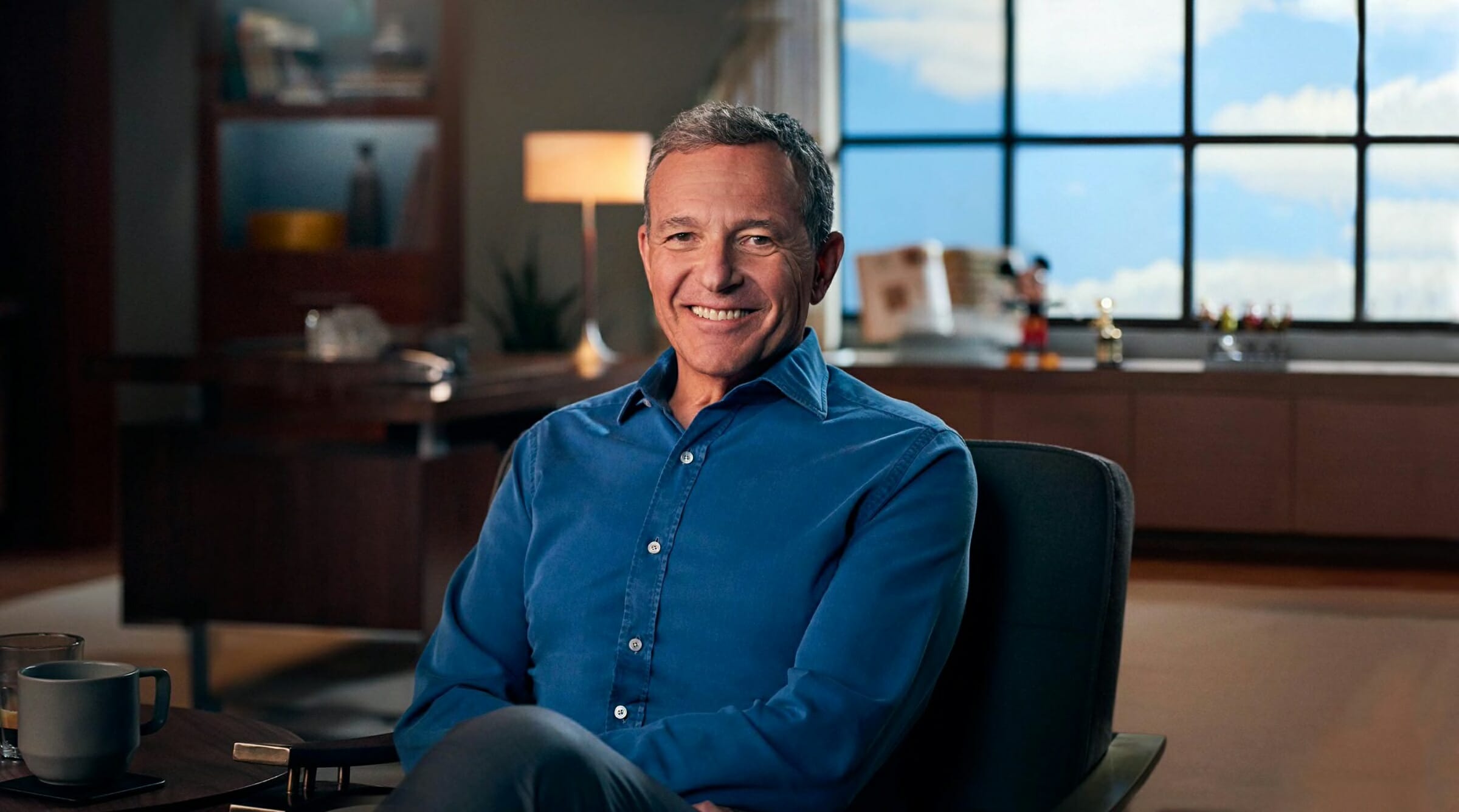 Foto de Bob Iger, diretor executivo e CEO da Disney Foto de Bob Iger, diretor executivo e CEO da Disney. Ele está sentado em uma cadeira de escritório e sorrindo.