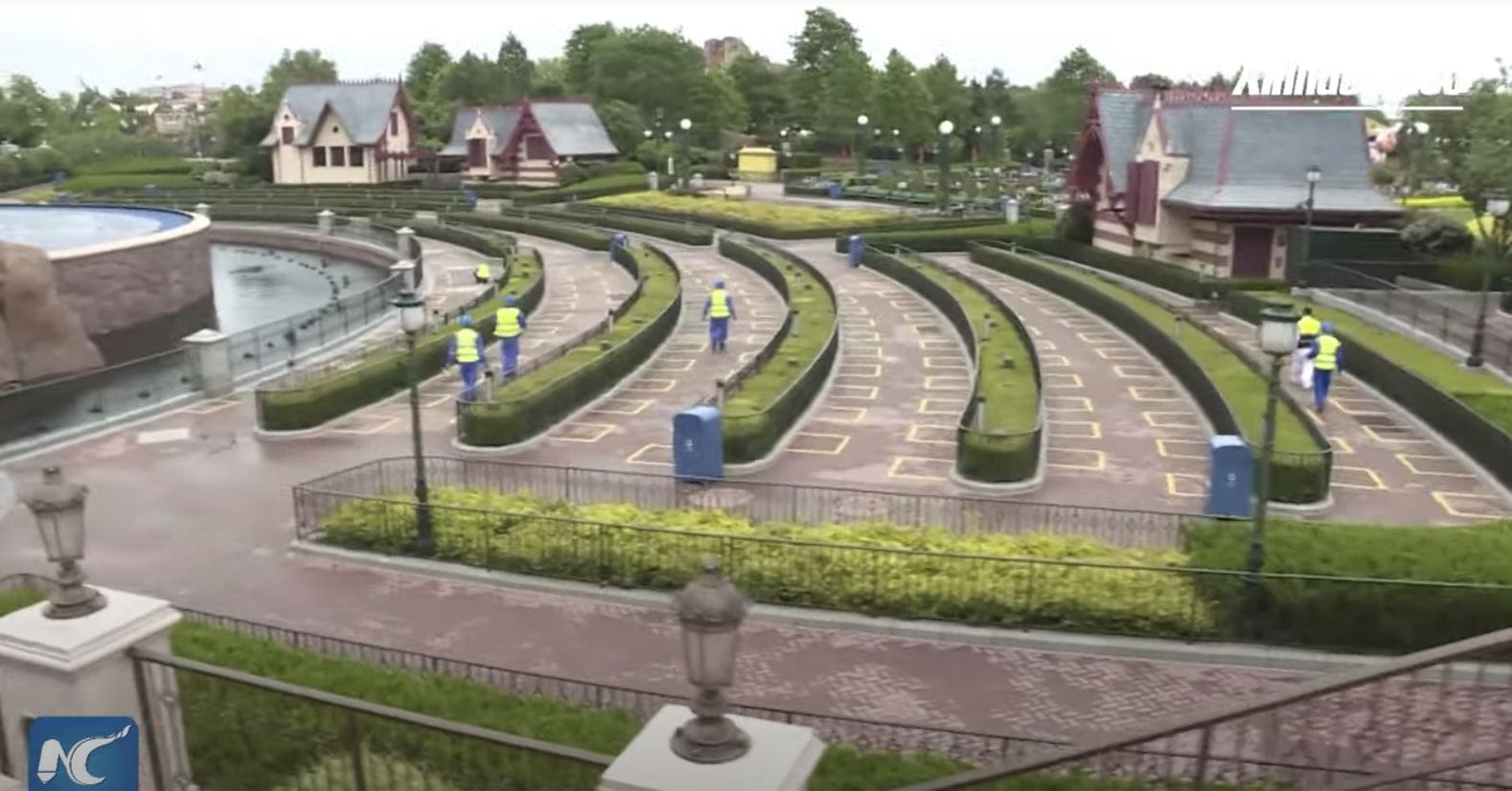 Foto da Disney de Shanghai Foto da Disney de Shanghai mostrando as marcações no chão colocadas para instruir a respeito da distância que os visitantes devem manter um do outro nos shows e paradas