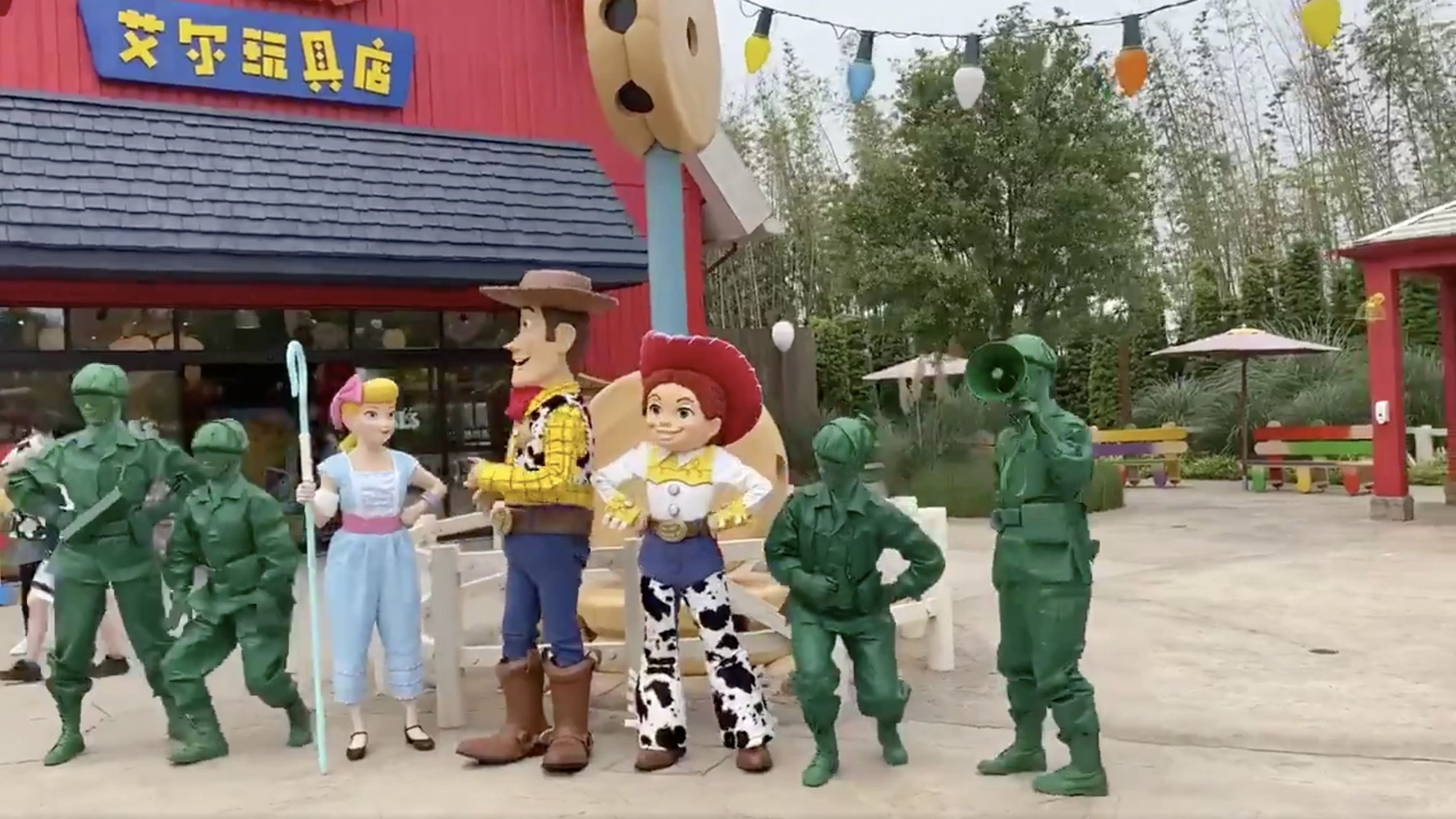Foto de diversos personagens de Toy Story na Disney de Shanghai Foto de diversos personagens de Toy Story na Disneyland de Shanghai - Jesse, Woody e outros.