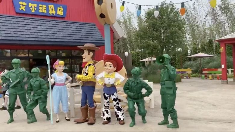 Foto de diversos personagens de Toy Story na Disneyland de Shanghai - Jesse, Woody e outros. 