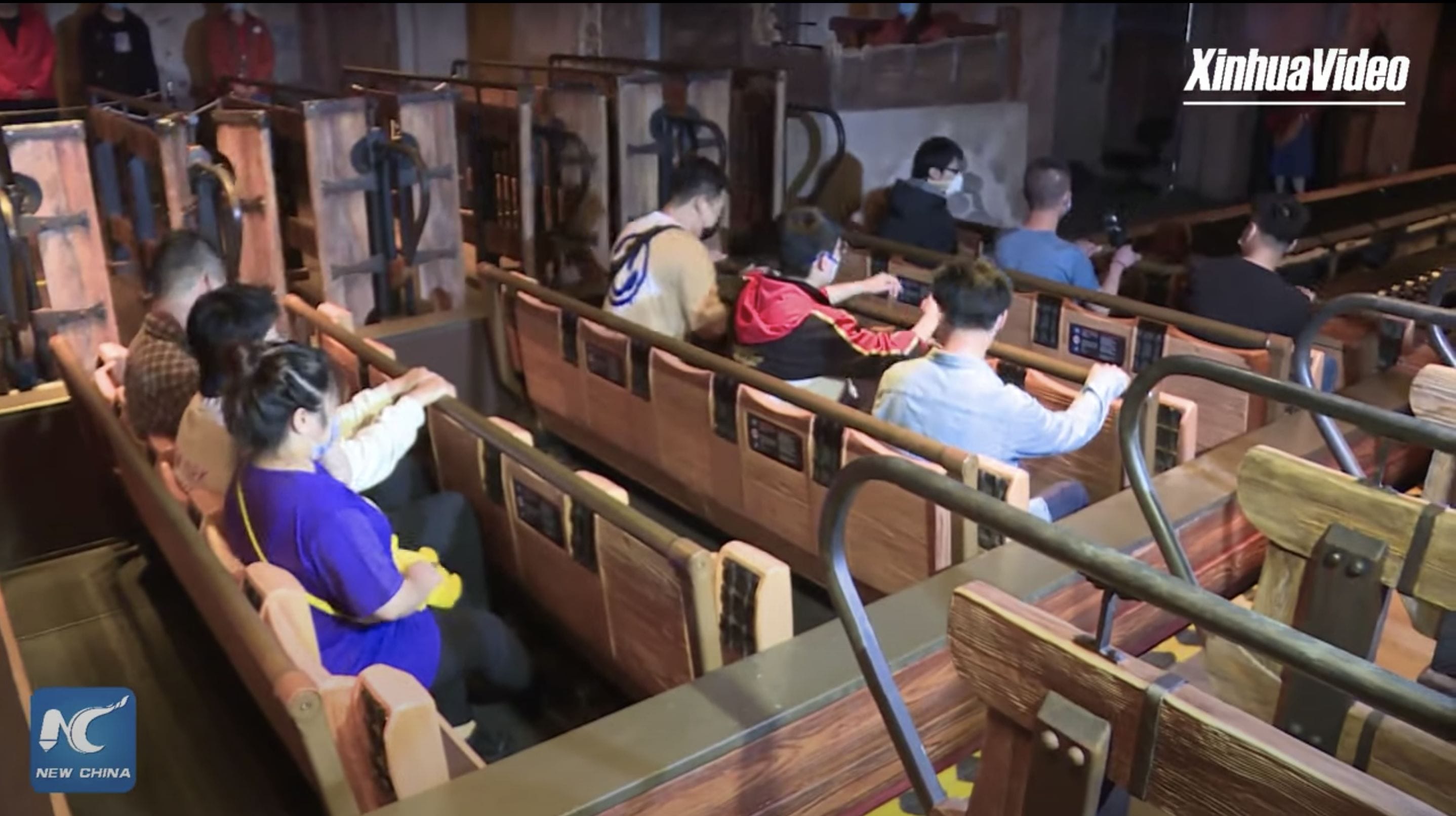 Foto da Disneyland de Shanghai Foto da Disney de Shanghai mostrando os visitantes sentados com uma fileira vaga entre os grupos em uma atração