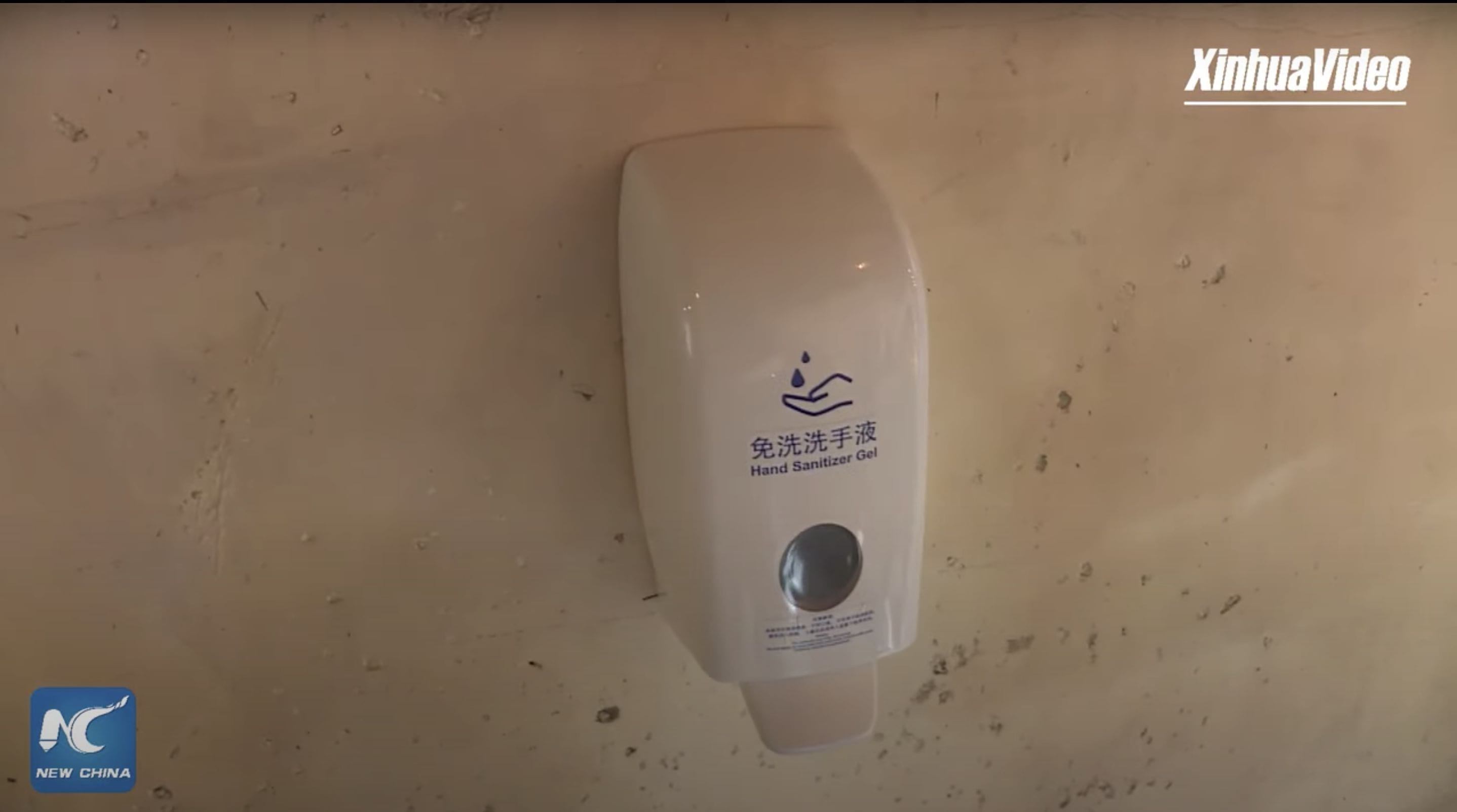 Foto de uma estação de higienização dos parques da Disney Foto do dispenser de sabão em uma estação de higienização dos parques da Disney