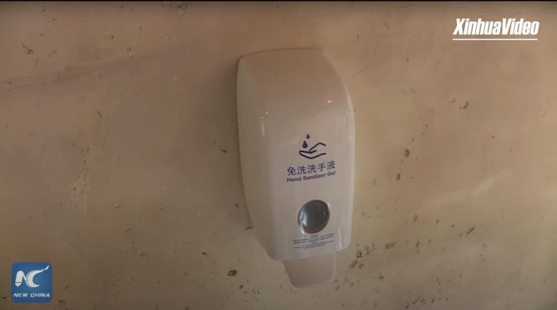 Foto do dispenser de sabão em uma estação de higienização dos parques da Disney  