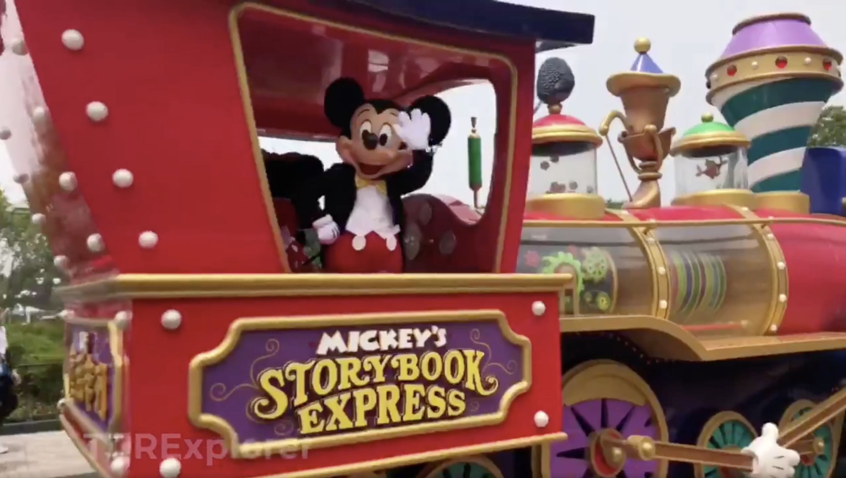 Foto do Mickey no trem da Disneyland Shanghai Foto do Mickey no trenzinho da Disneyland Shanghai acenando para a câmera.