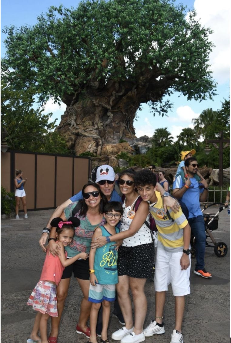 Foto do leitor Fabiano com sua família em frente à Árvore da Vida no Animal Kingdom Foto do leitor Fabiano, que escreveu para o "Viagem do Leitor" do VPD, com sua família em frente à Árvore da Vida no Animal Kingdom