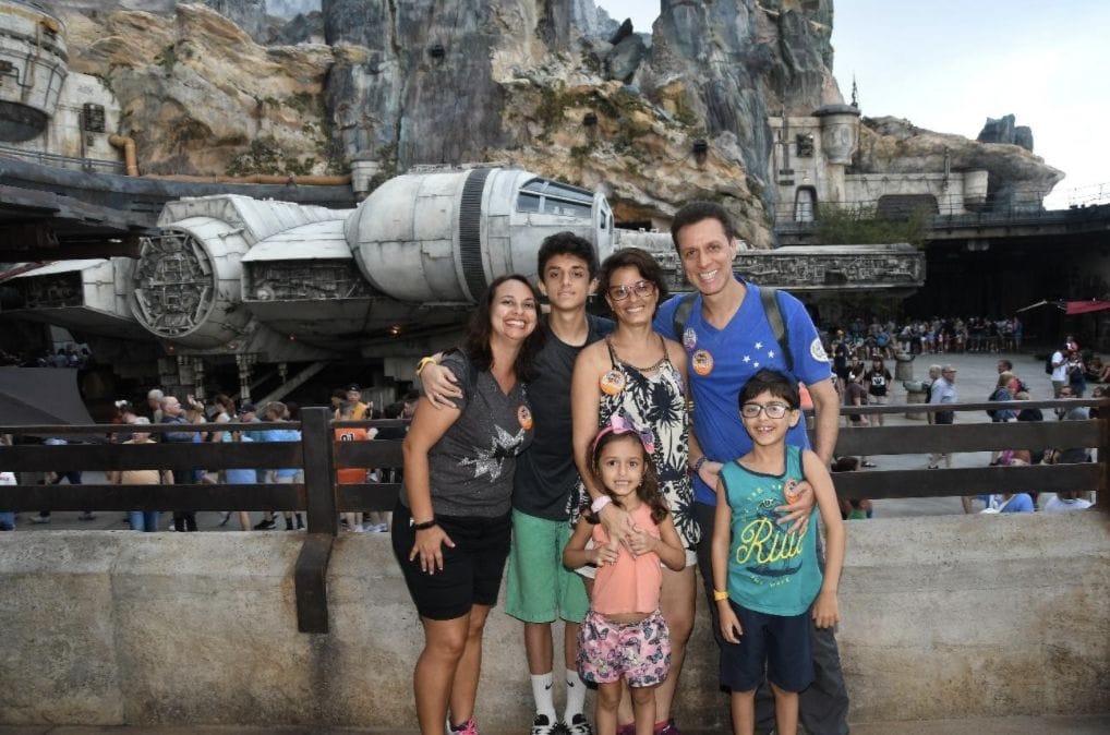 Foto do leitor Fabiano com sua família em frente à Millenium Falcon no Hollywood Studios Foto do leitor Fabiano, que escreveu para o "Viagem do Leitor" do VPD, com sua família em frente à Millenium Falcon no Hollywood Studios