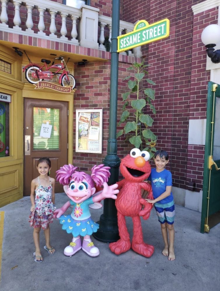 Foto dos filhos do leitor Fabiano com os personagens da Vila Sésamo no SeaWorld Foto dos filhos do leitor do VPD, Fabiano, com os personagens da Vila Sésamo no SeaWorld