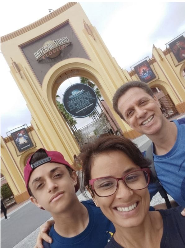 Foto do Fabiano com sua família em frente à Universal Studios 