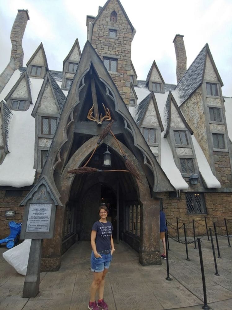 Esposa do Fabiano em frente ao Três Vassouras Foto da esposa do leitor do VPD, Fabiano, em frente ao Três Vassouras